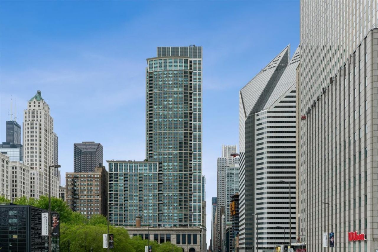 130 N Garland Court, Unit 3205, Chicago, IL 60602 Main Photo