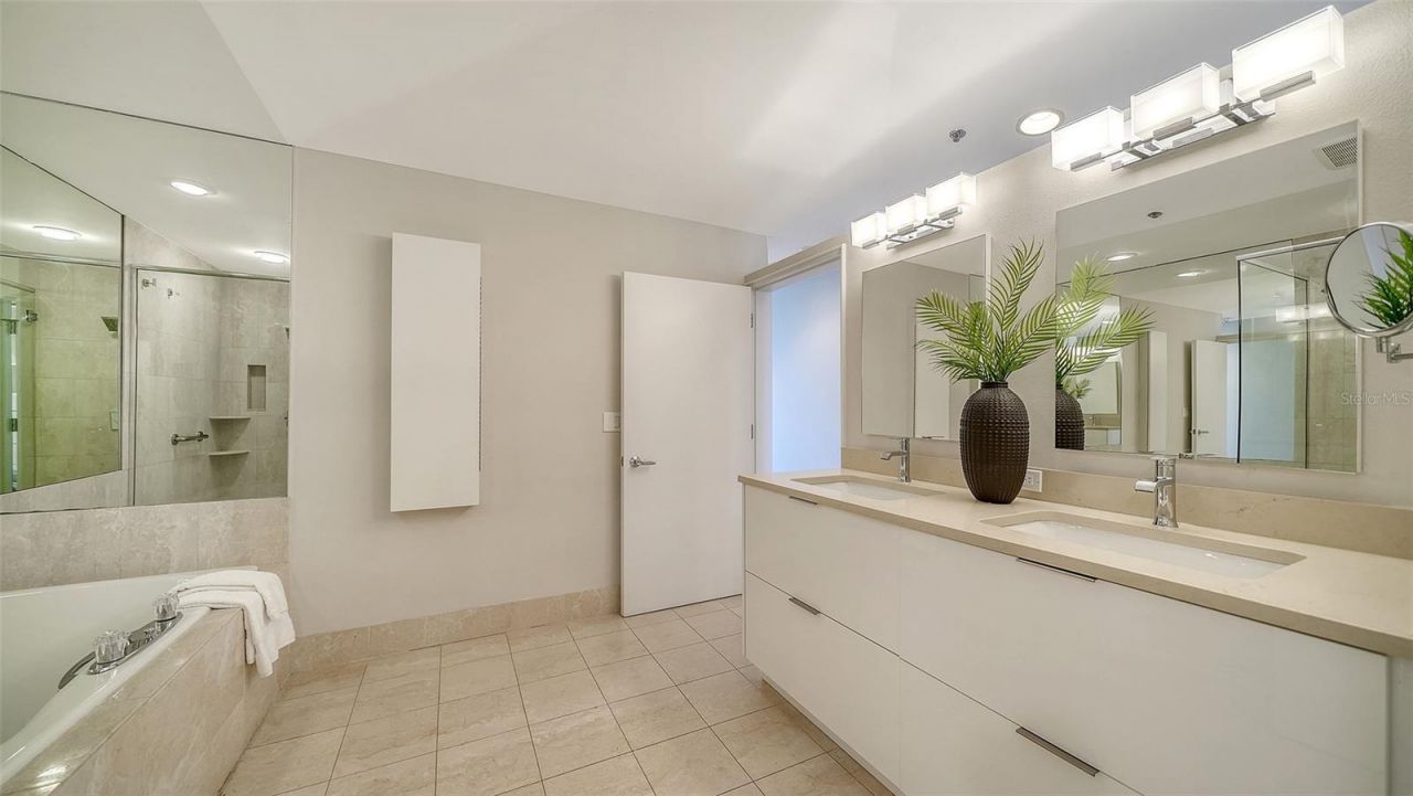 3040 Grand Bay Boulevard, Unit 283, Longboat Key, FL 34228 Photo