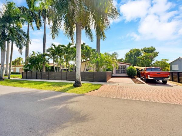 818 NE 3rd St, Hallandale Beach, FL 33009