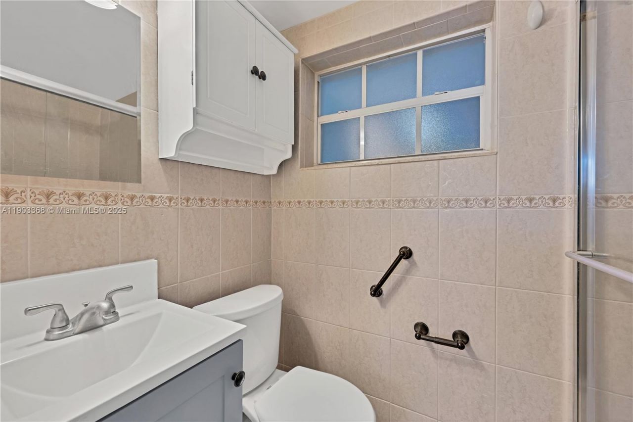 818 NE 3rd St, Hallandale Beach, FL 33009 Photo