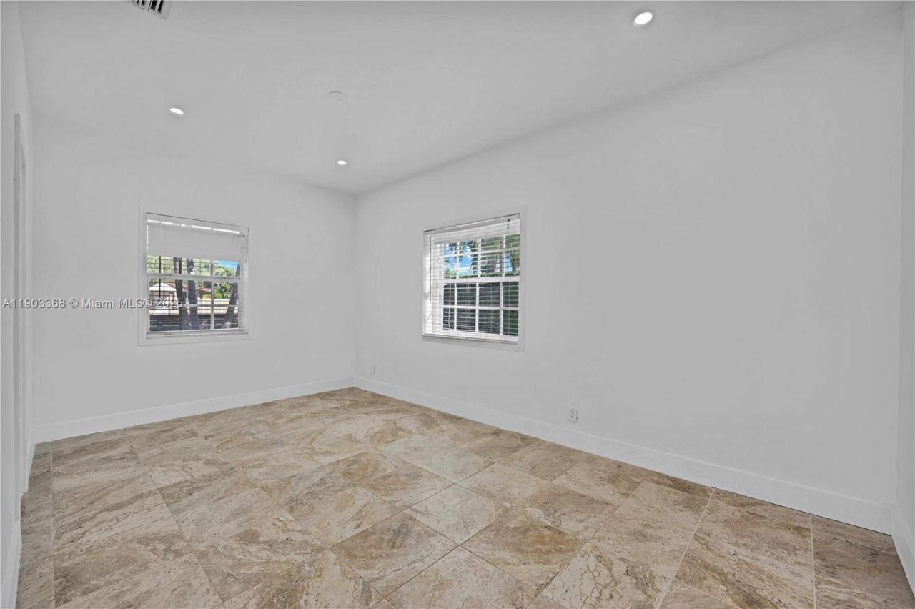 818 NE 3rd St, Hallandale Beach, FL 33009 Photo