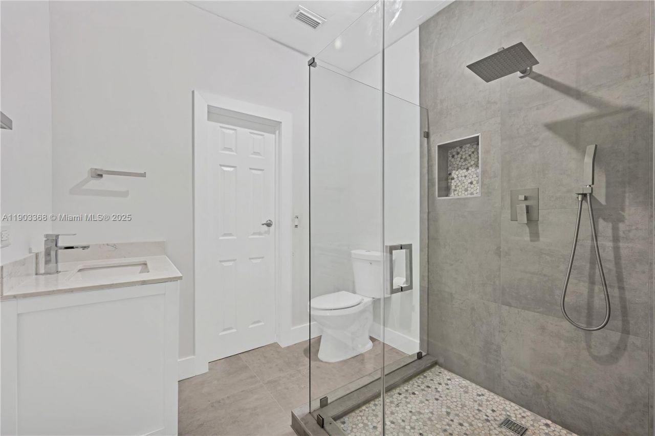 818 NE 3rd St, Hallandale Beach, FL 33009 Photo