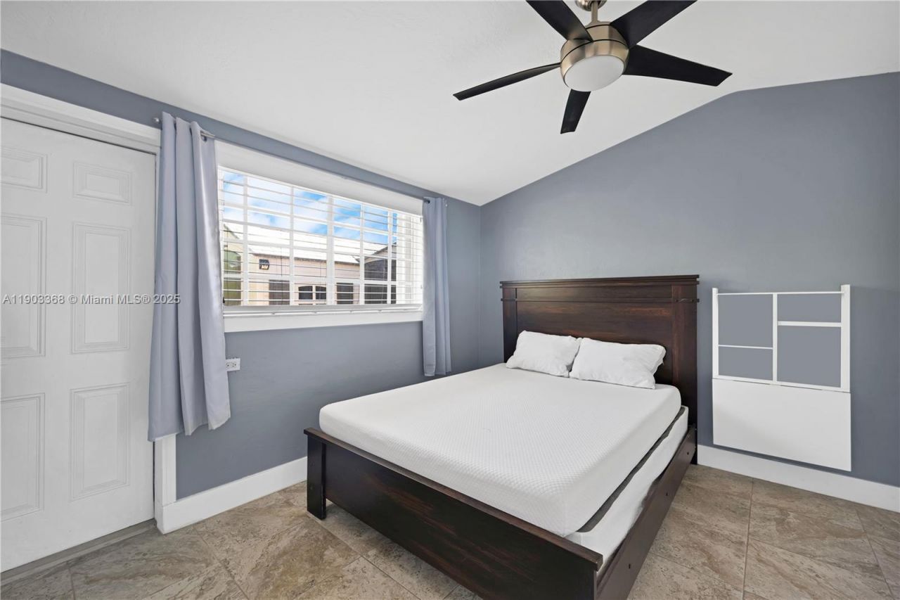 818 NE 3rd St, Hallandale Beach, FL 33009 Photo