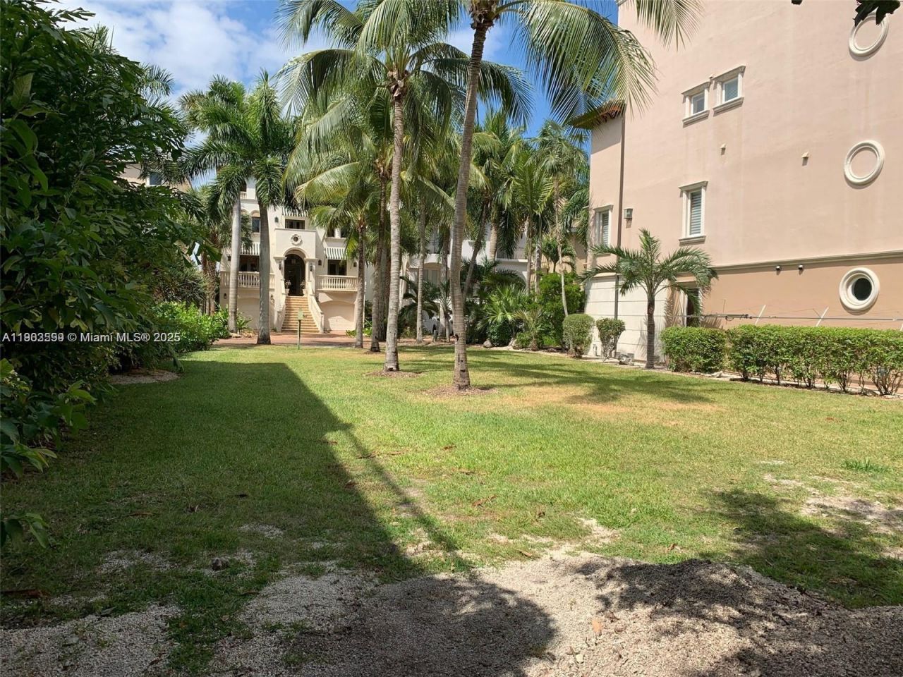 5863 Paradise Point Dr, Palmetto Bay, FL 33157 Photo