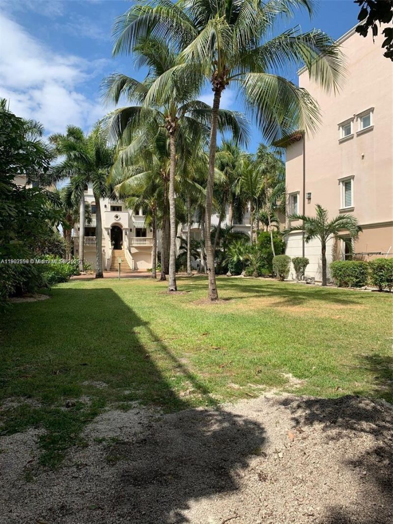 5863 Paradise Point Dr, Palmetto Bay, FL 33157 Photo