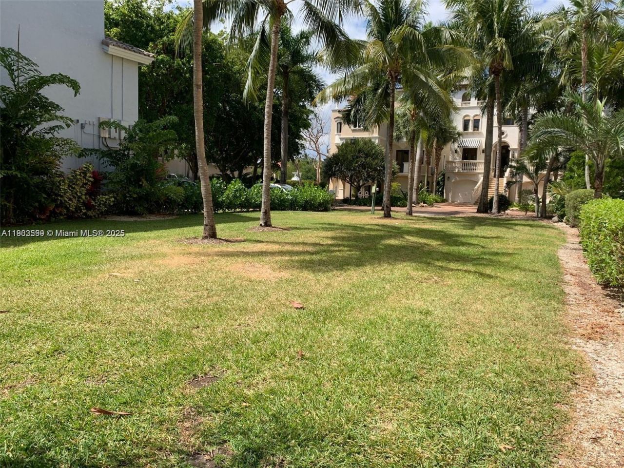 5863 Paradise Point Dr, Palmetto Bay, FL 33157 Photo