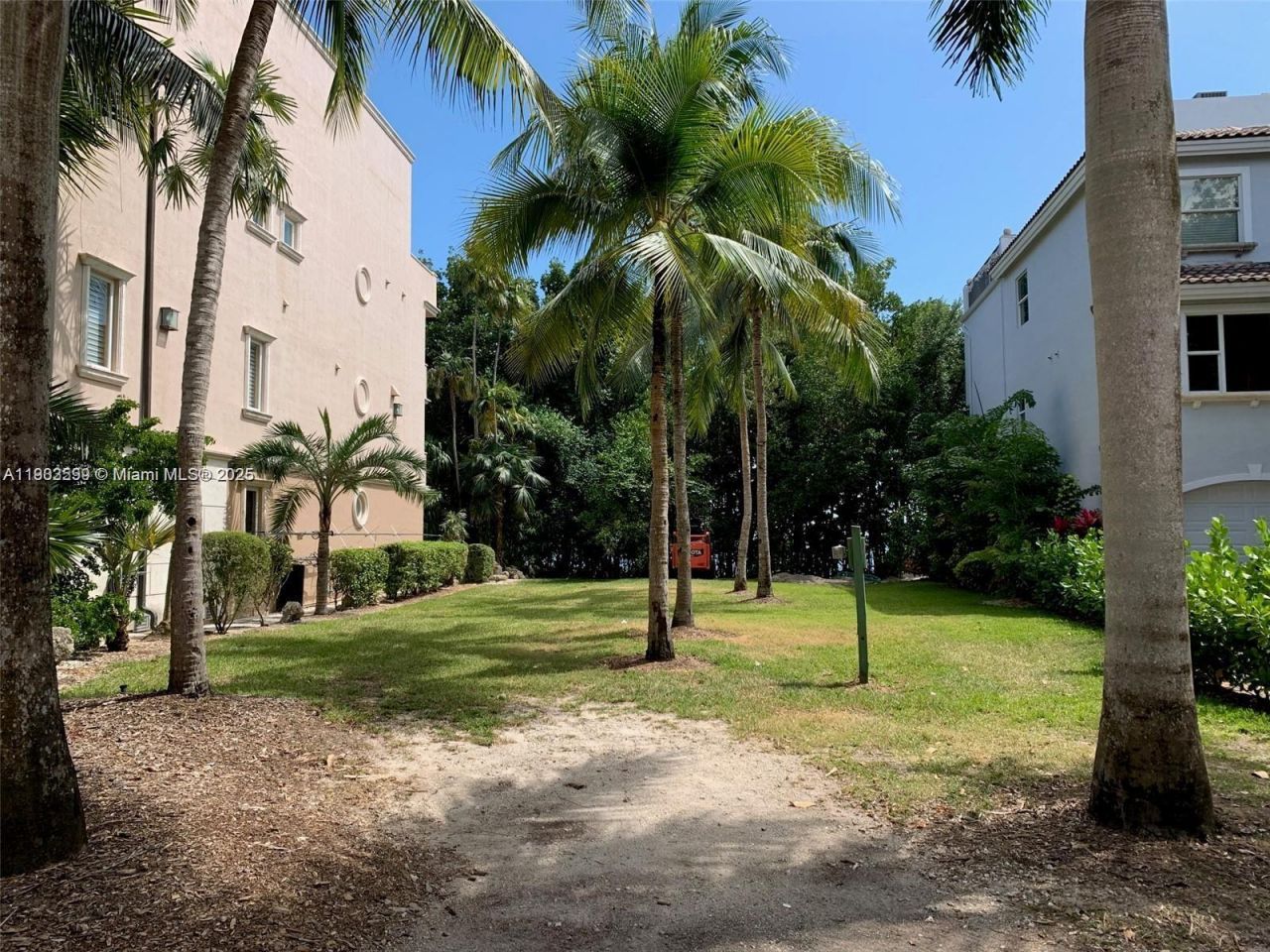 5863 Paradise Point Dr, Palmetto Bay, FL 33157 Photo