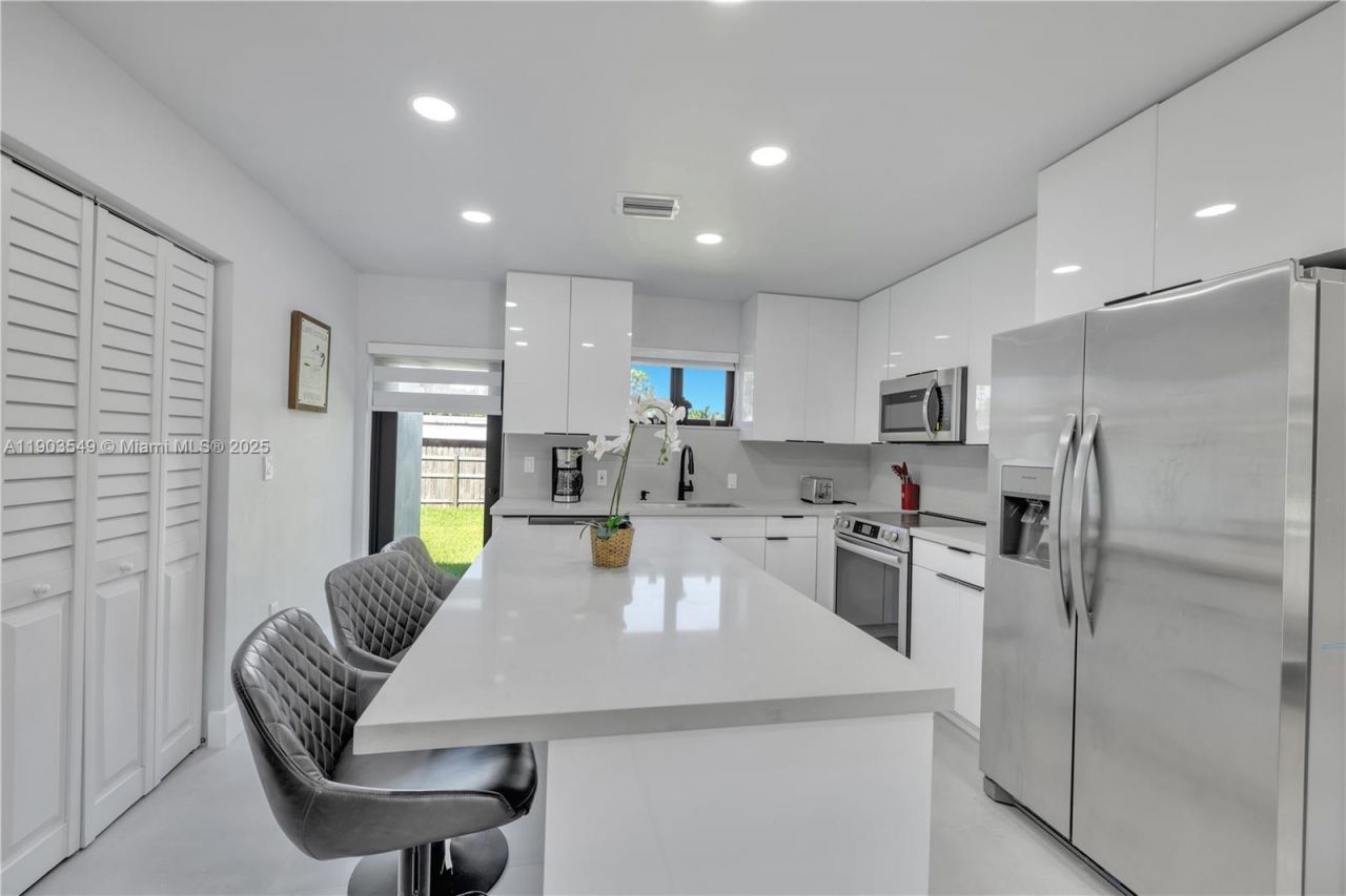 6021 SW 19th St, Miami, FL 33155 Photo