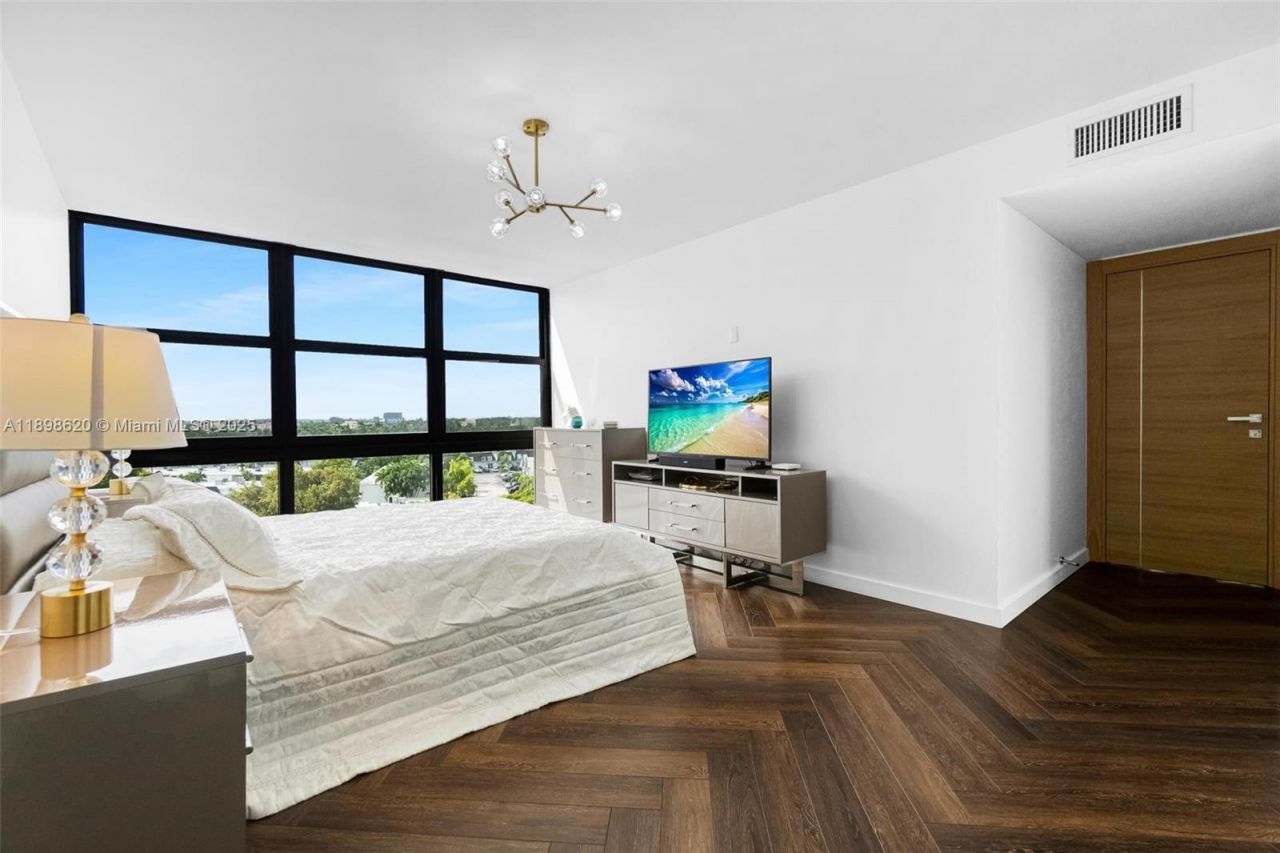 1000 Parkview Dr, Unit 809, Hallandale Beach, FL 33009 Photo