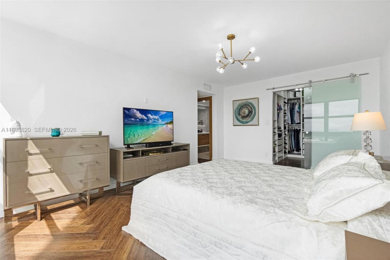 1000 Parkview Dr, Unit 809, Hallandale Beach, FL 33009 Photo