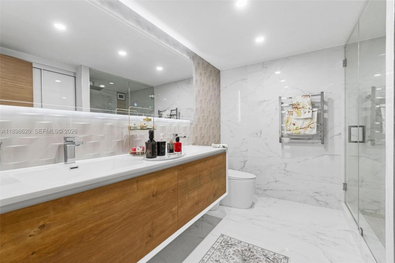 1000 Parkview Dr, Unit 809, Hallandale Beach, FL 33009 Photo