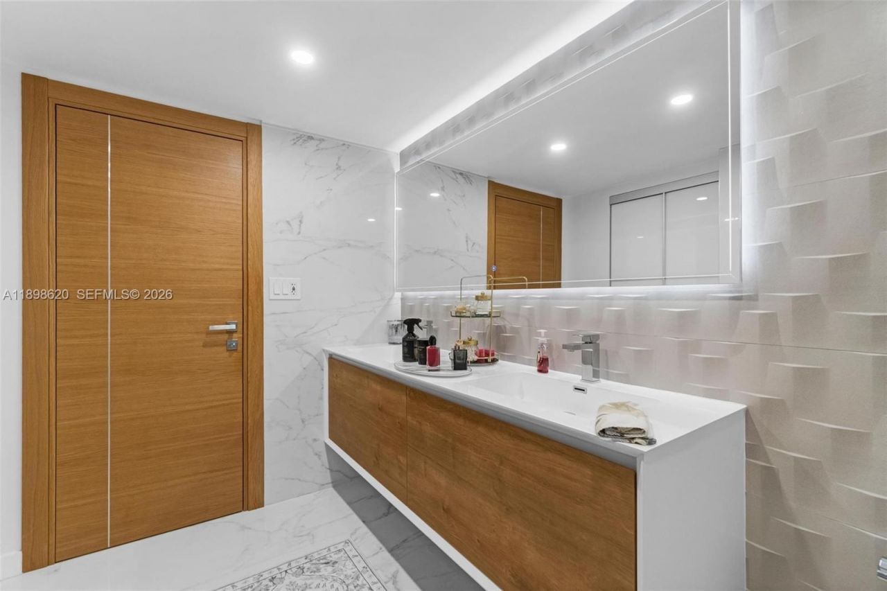 1000 Parkview Dr, Unit 809, Hallandale Beach, FL 33009 Photo