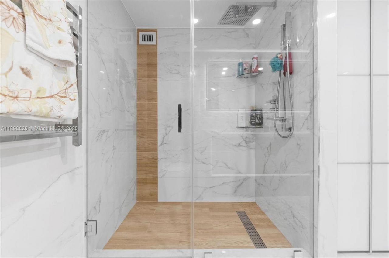 1000 Parkview Dr, Unit 809, Hallandale Beach, FL 33009 Photo