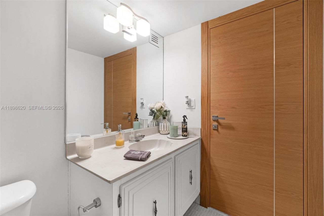 1000 Parkview Dr, Unit 809, Hallandale Beach, FL 33009 Photo