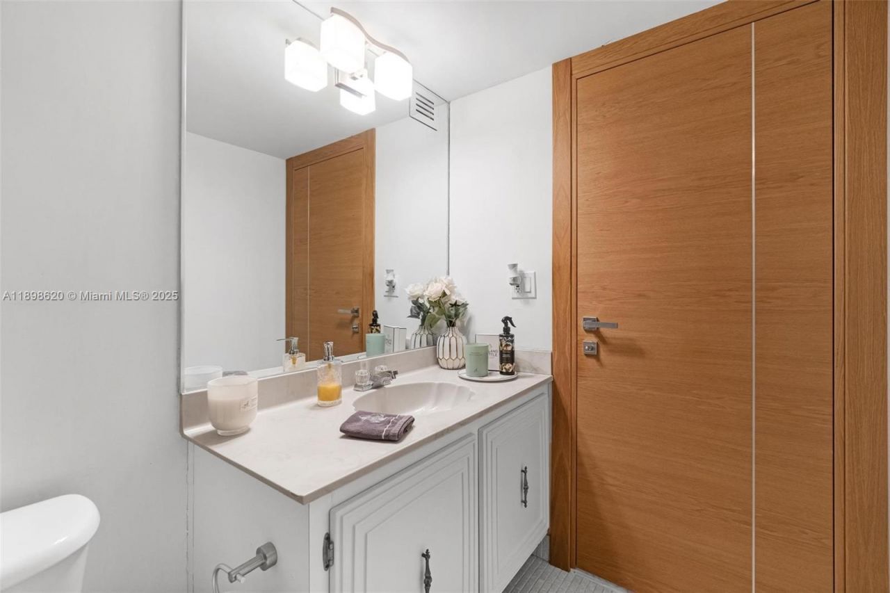 1000 Parkview Dr, Unit 809, Hallandale Beach, FL 33009 Photo