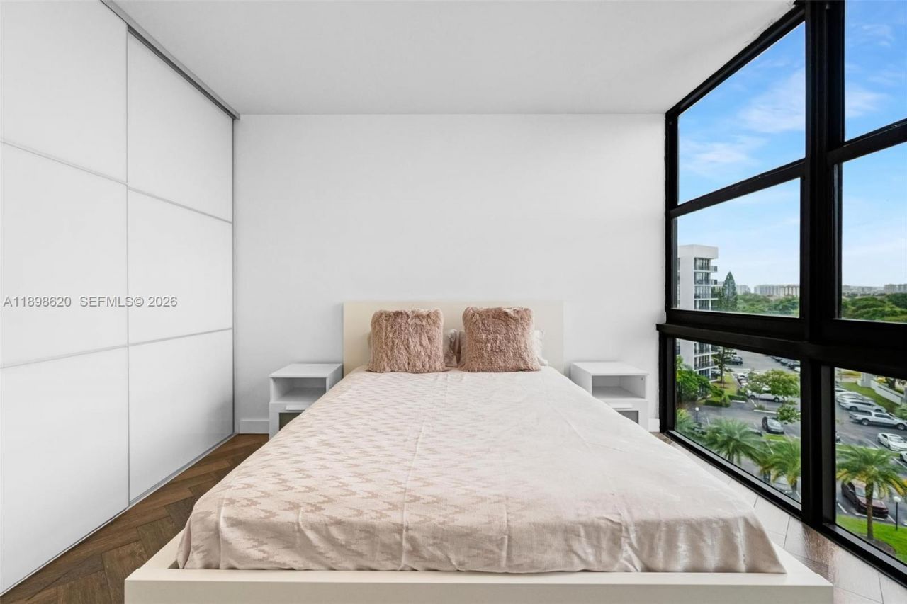 1000 Parkview Dr, Unit 809, Hallandale Beach, FL 33009 Photo