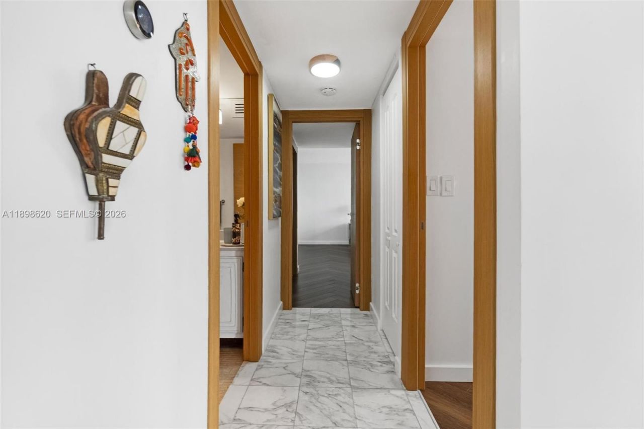 1000 Parkview Dr, Unit 809, Hallandale Beach, FL 33009 Photo