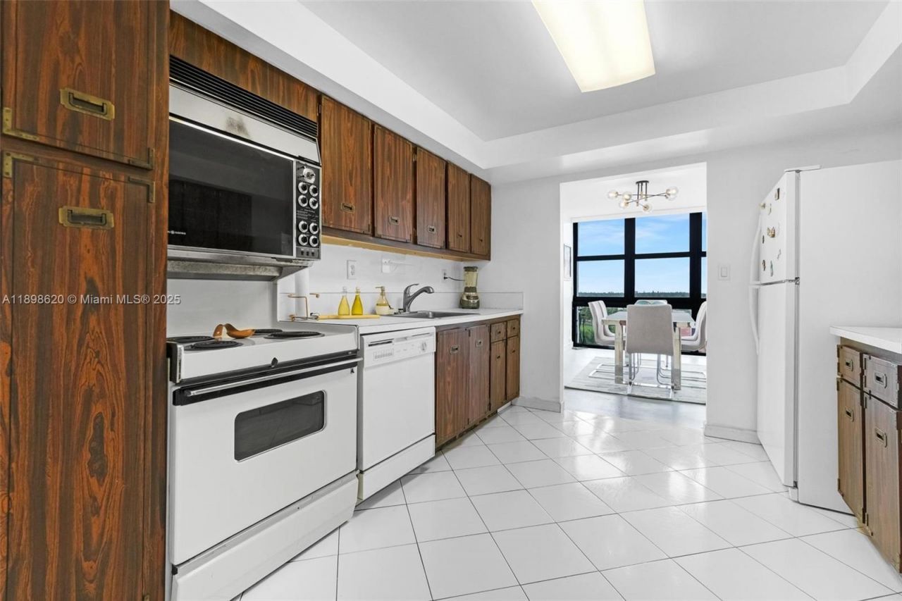 1000 Parkview Dr, Unit 809, Hallandale Beach, FL 33009 Photo