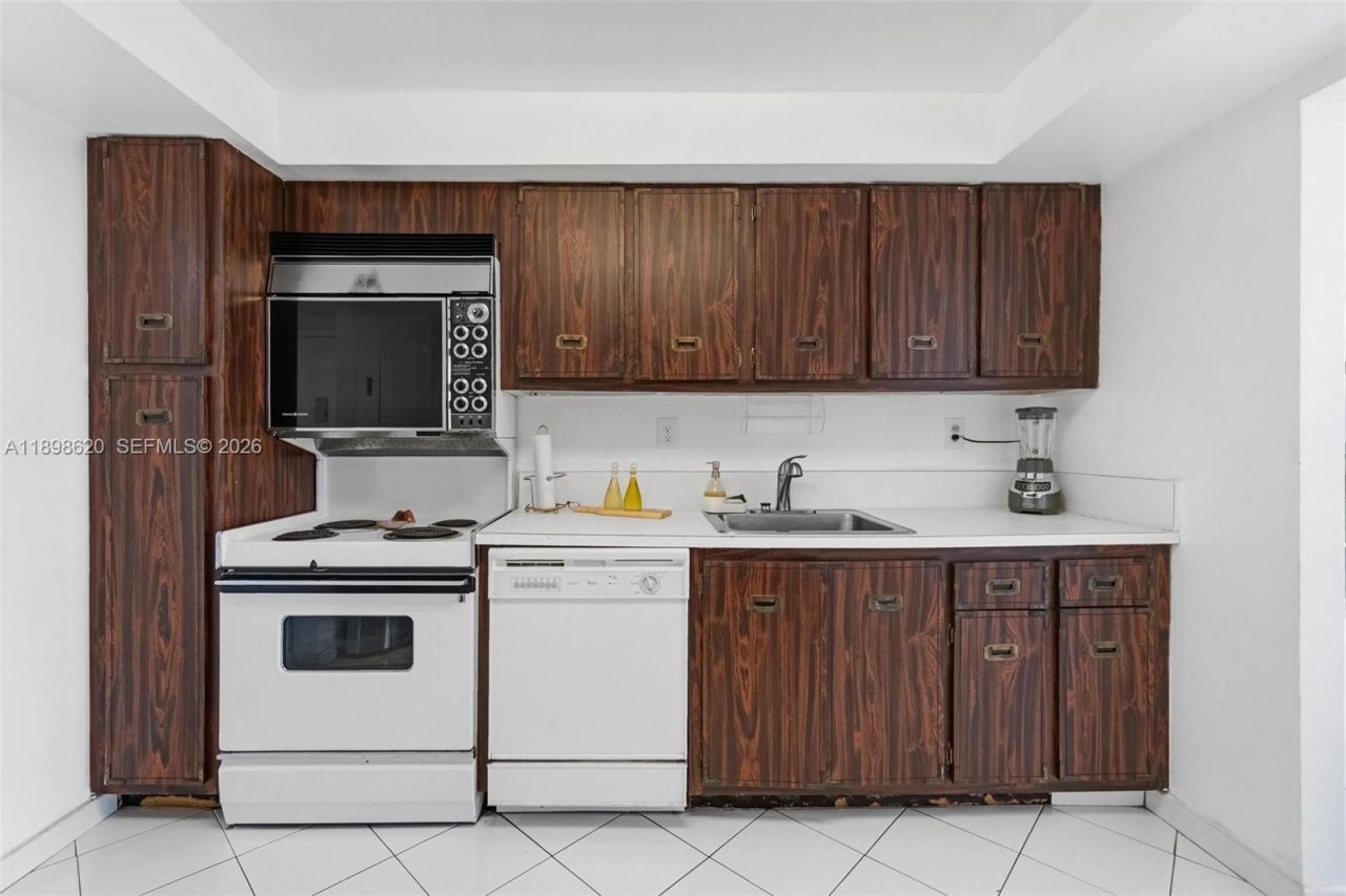 1000 Parkview Dr, Unit 809, Hallandale Beach, FL 33009 Photo