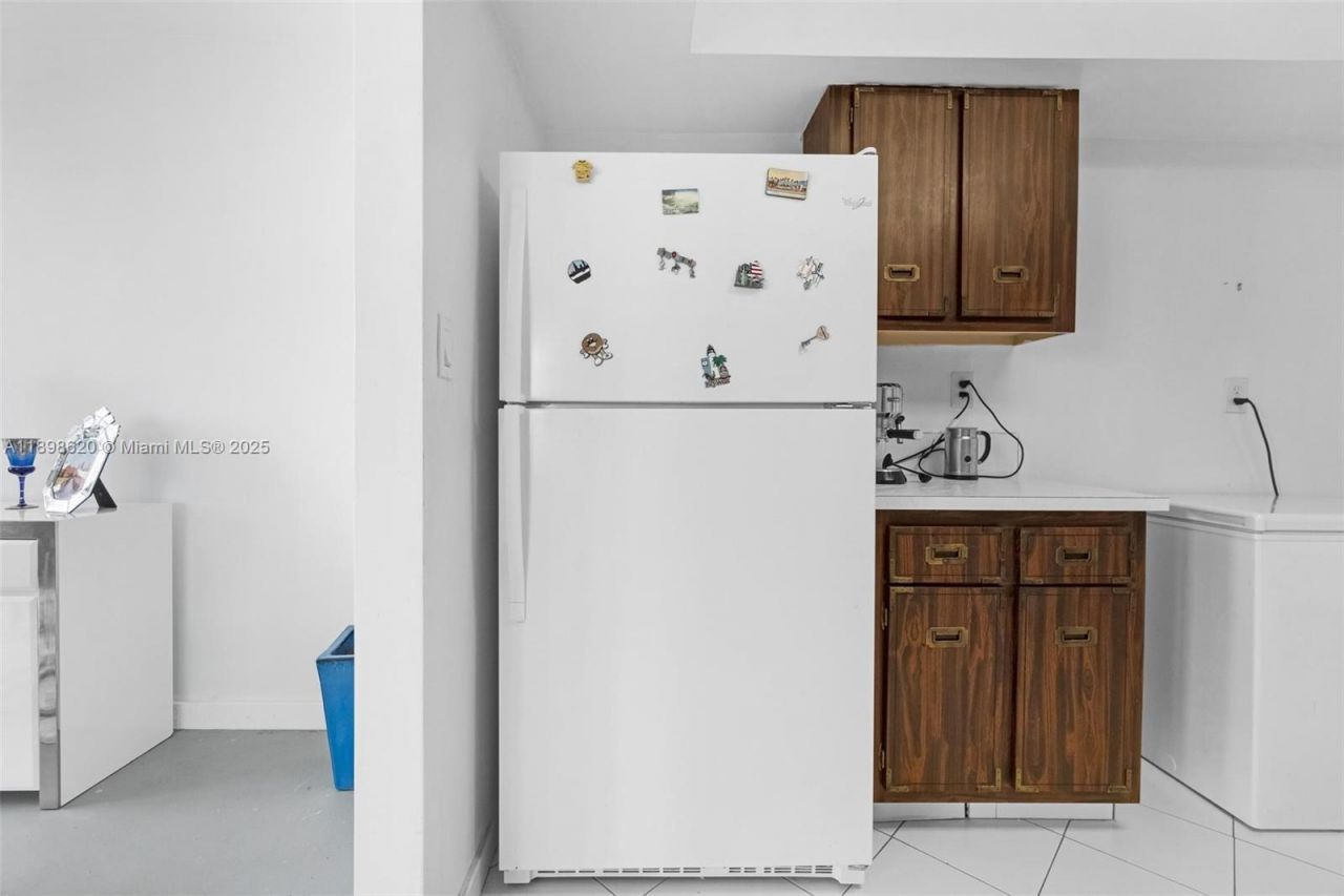 1000 Parkview Dr, Unit 809, Hallandale Beach, FL 33009 Photo