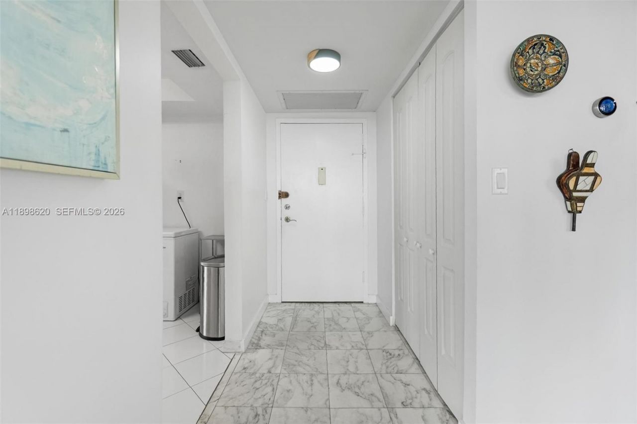 1000 Parkview Dr, Unit 809, Hallandale Beach, FL 33009 Photo