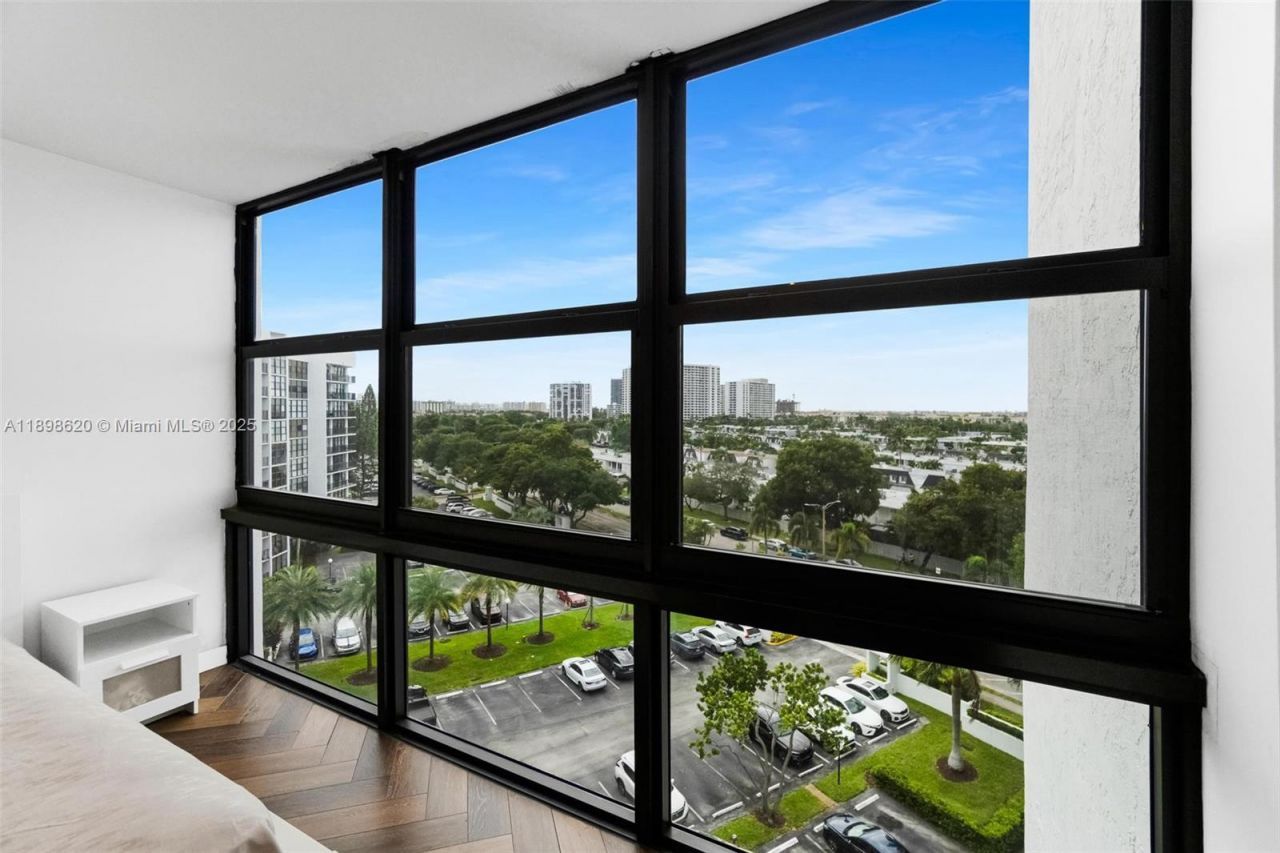 1000 Parkview Dr, Unit 809, Hallandale Beach, FL 33009 Photo