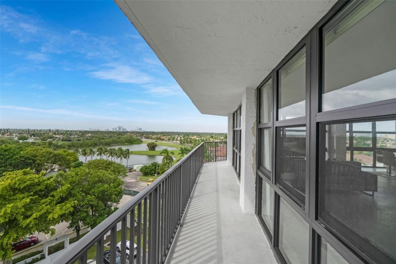 1000 Parkview Dr, Unit 809, Hallandale Beach, FL 33009 Photo