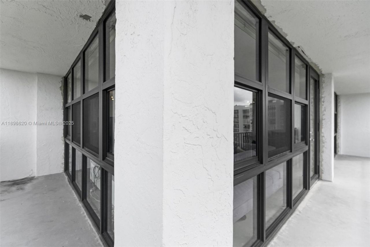 1000 Parkview Dr, Unit 809, Hallandale Beach, FL 33009 Photo