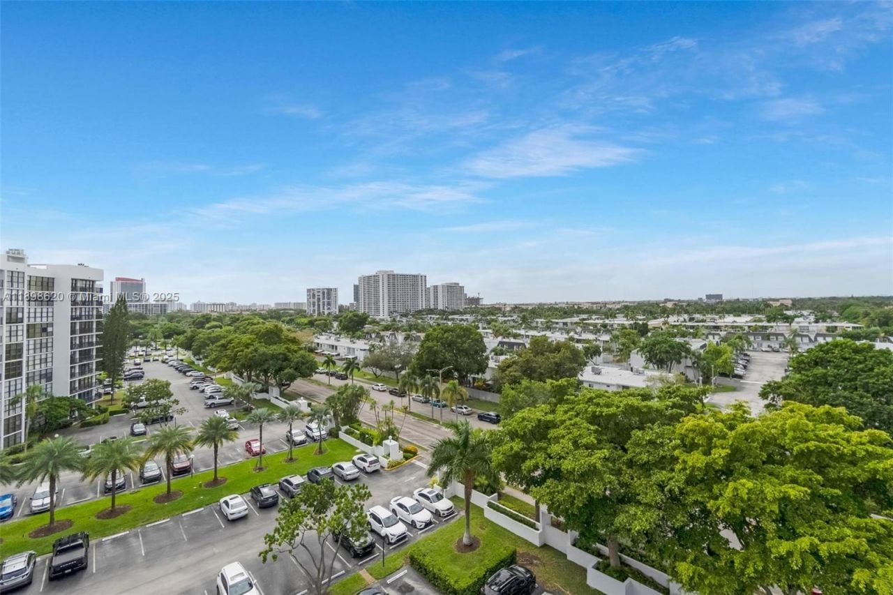 1000 Parkview Dr, Unit 809, Hallandale Beach, FL 33009 Photo