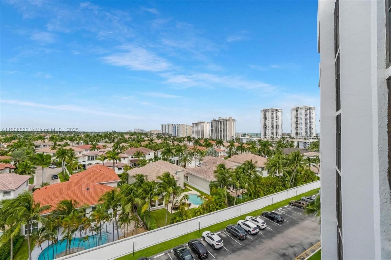 1000 Parkview Dr, Unit 809, Hallandale Beach, FL 33009 Photo