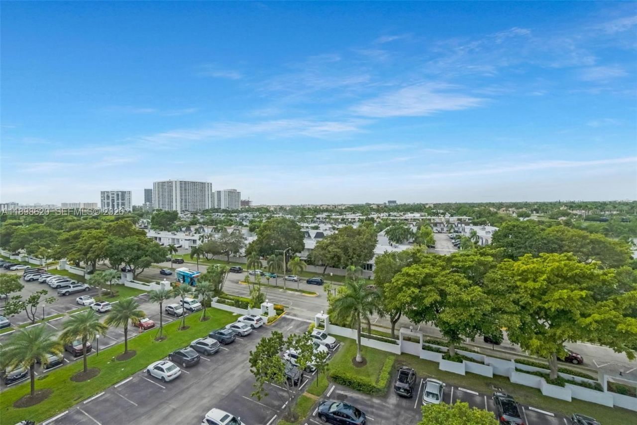 1000 Parkview Dr, Unit 809, Hallandale Beach, FL 33009 Photo