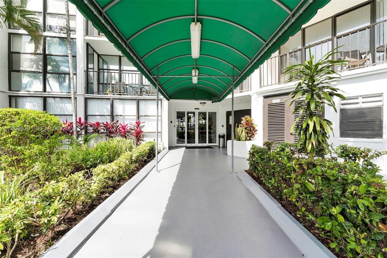 1000 Parkview Dr, Unit 809, Hallandale Beach, FL 33009 Photo