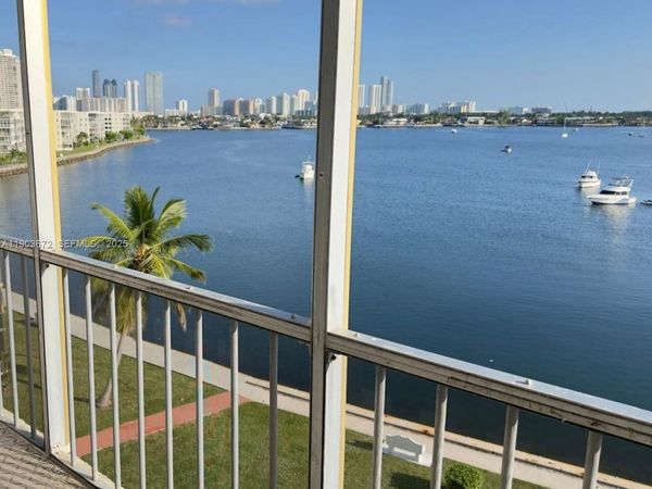 2910 Point East Dr, Unit M610, Aventura, FL 33160