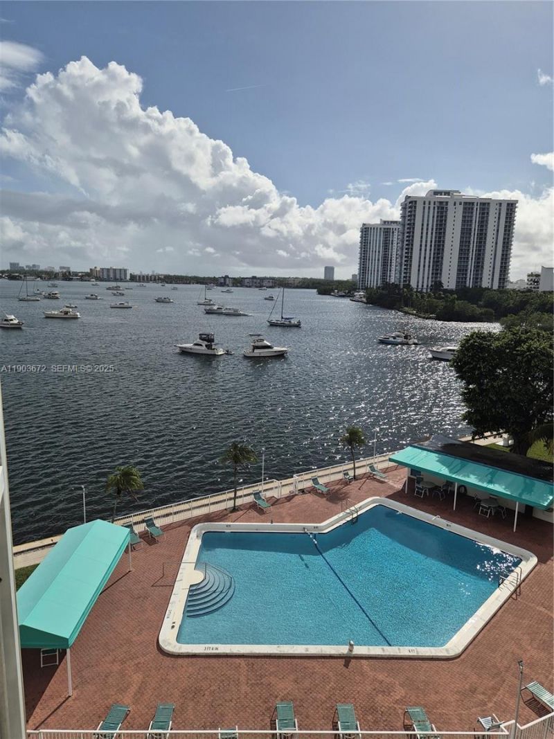 2910 Point East Dr, Unit M610, Aventura, FL 33160 Photo