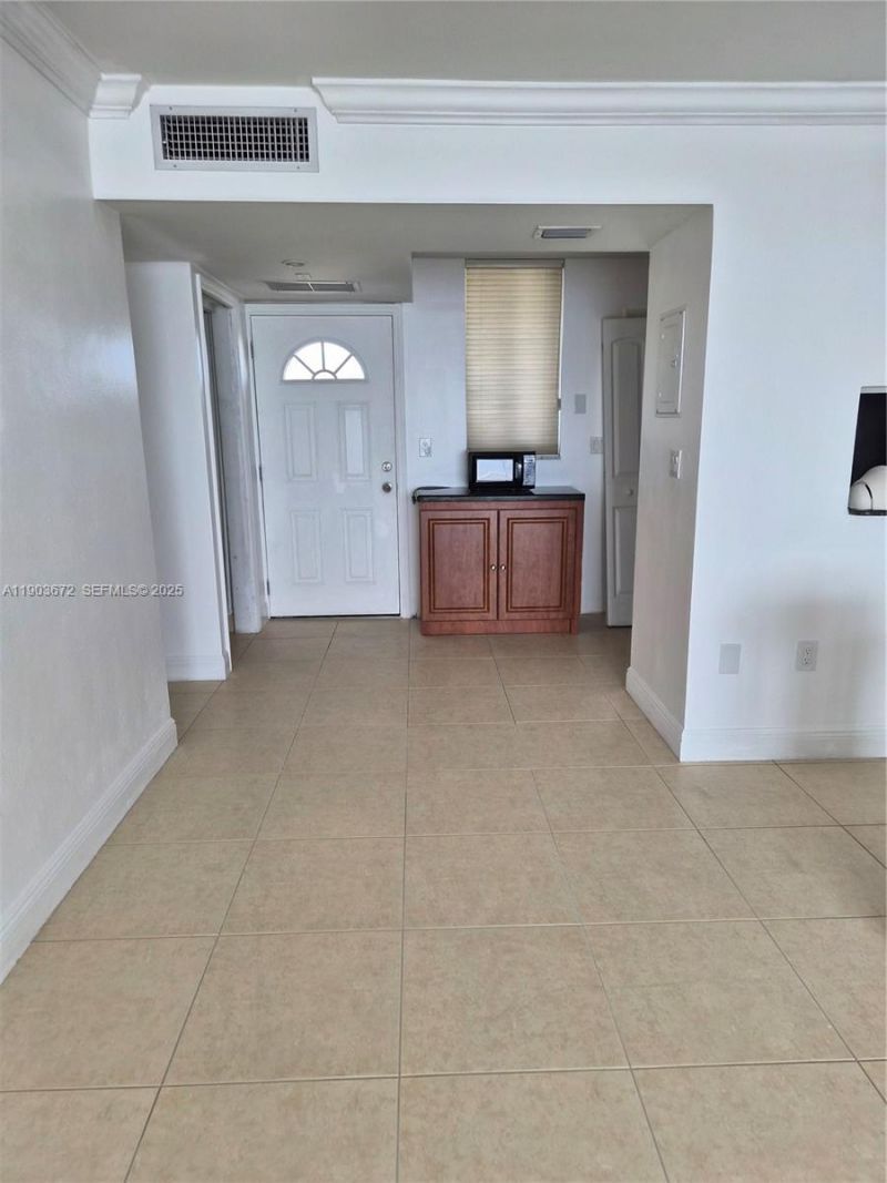 2910 Point East Dr, Unit M610, Aventura, FL 33160 Photo