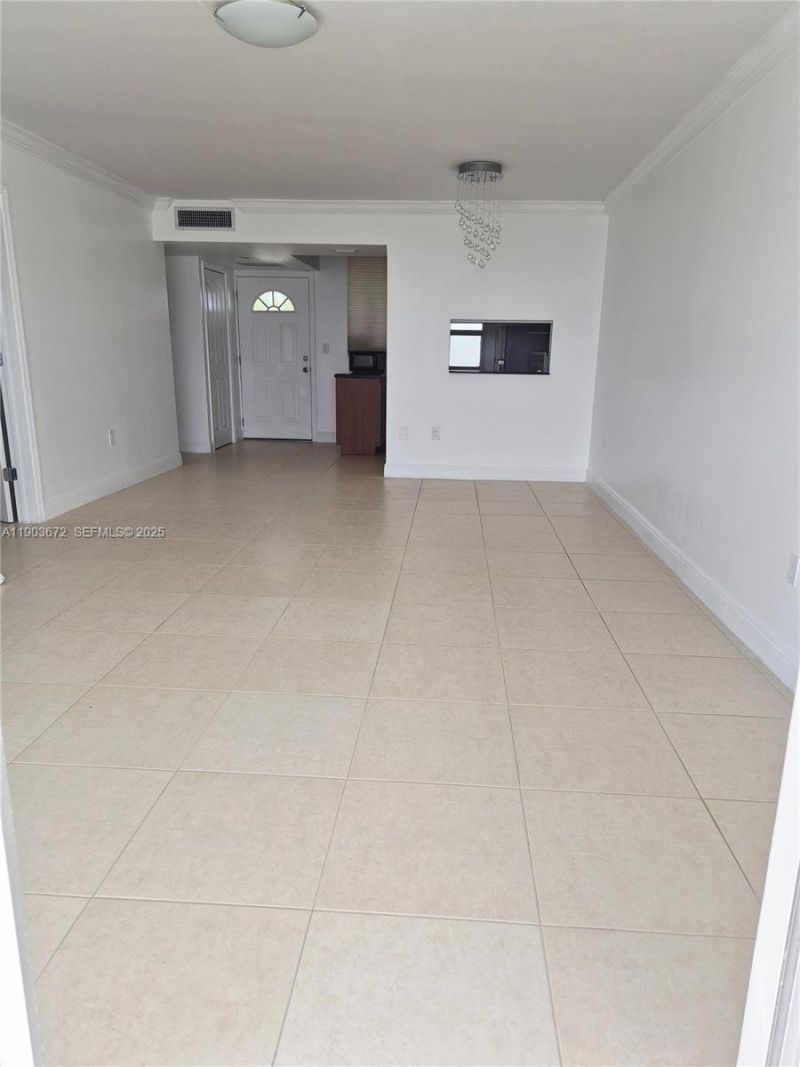 2910 Point East Dr, Unit M610, Aventura, FL 33160 Photo