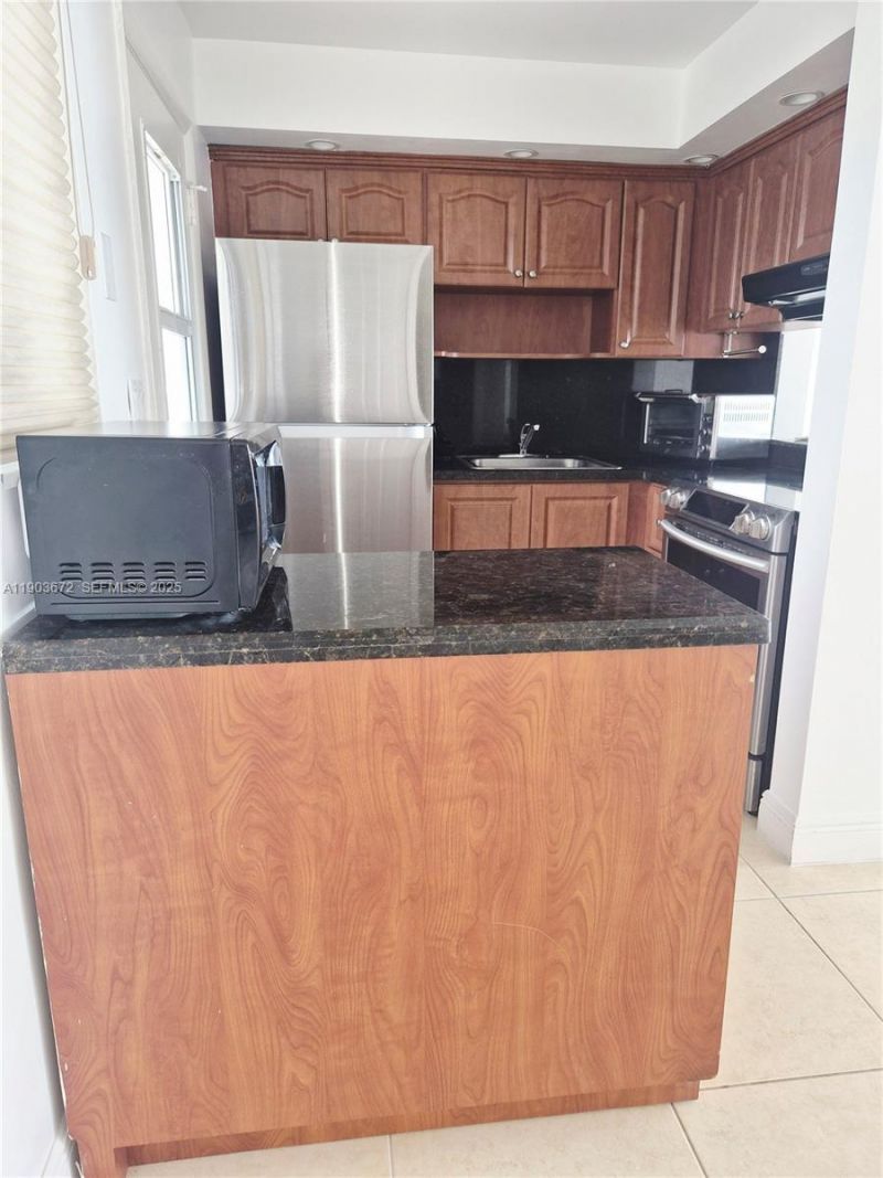 2910 Point East Dr, Unit M610, Aventura, FL 33160 Photo