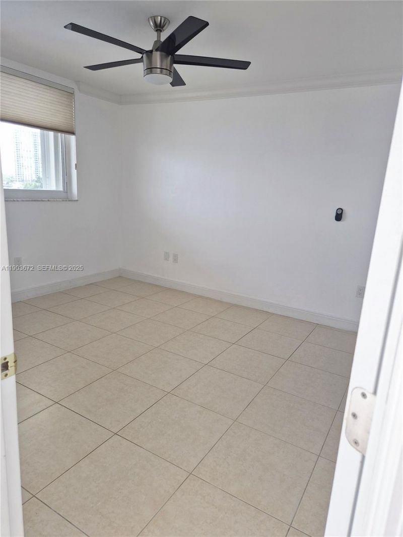 2910 Point East Dr, Unit M610, Aventura, FL 33160 Photo