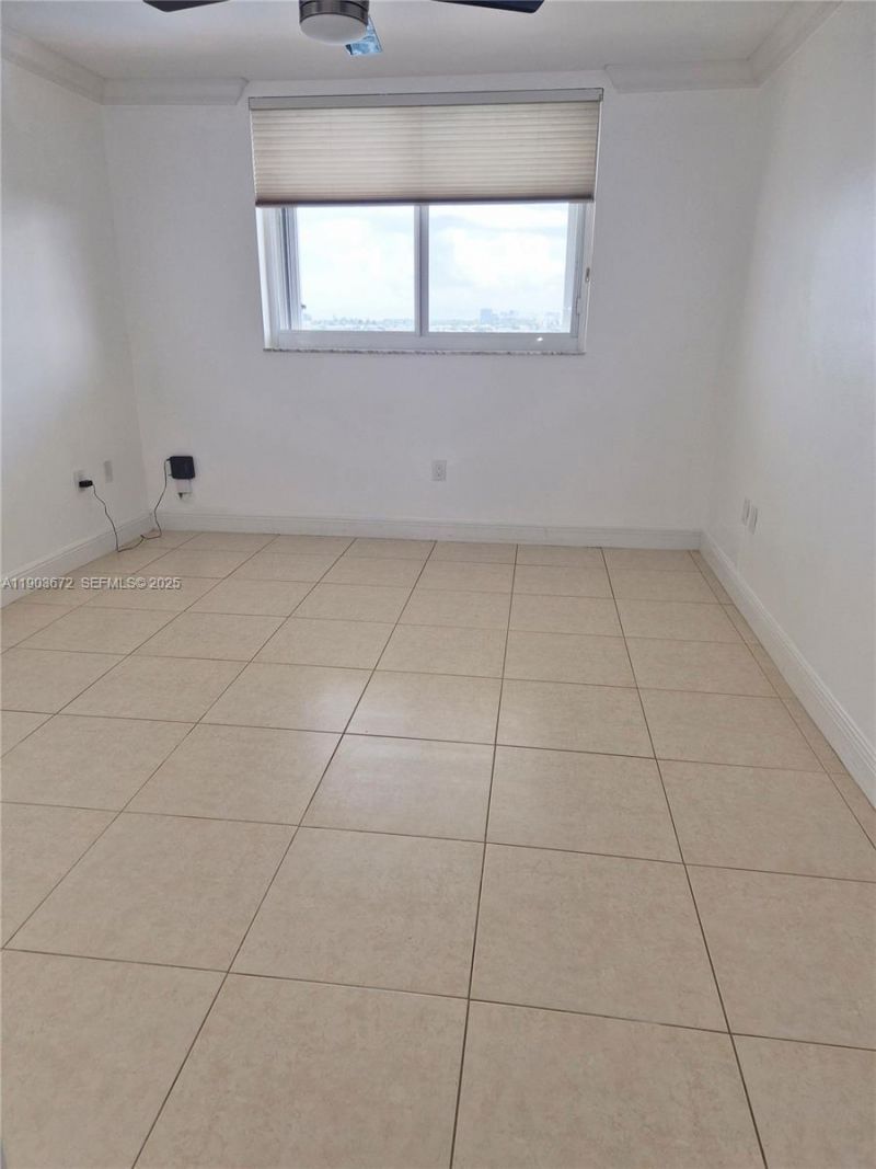 2910 Point East Dr, Unit M610, Aventura, FL 33160 Photo