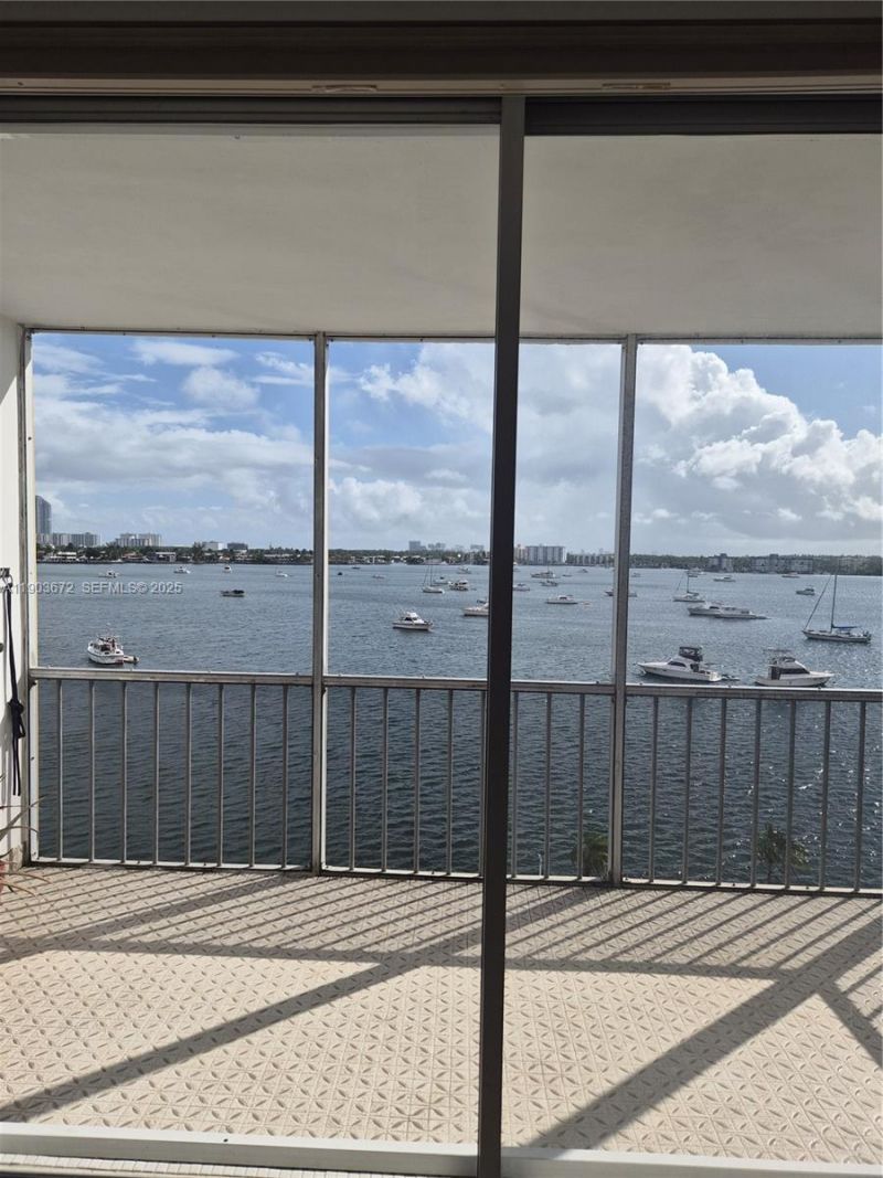 2910 Point East Dr, Unit M610, Aventura, FL 33160 Photo