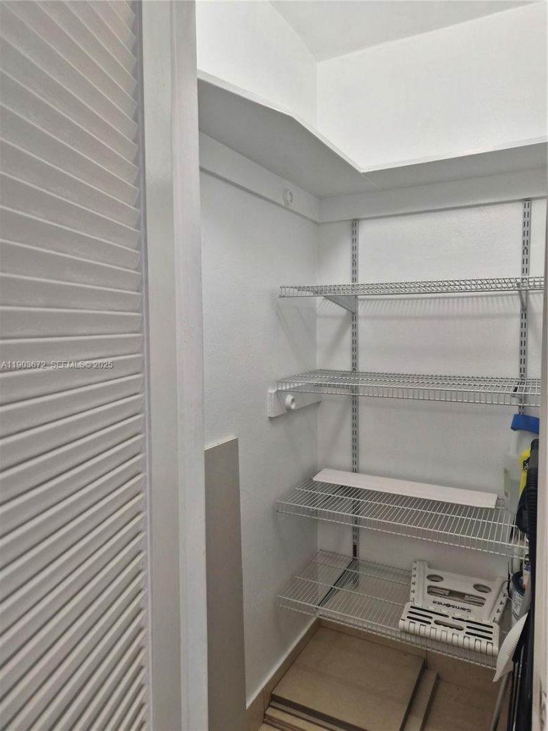 2910 Point East Dr, Unit M610, Aventura, FL 33160 Photo