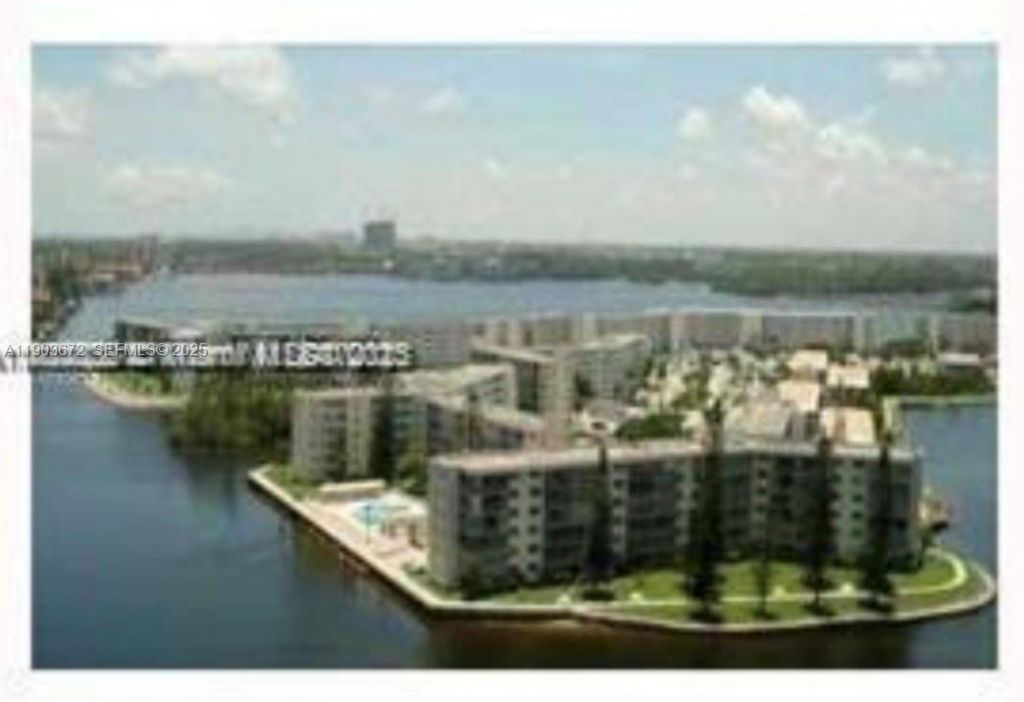 2910 Point East Dr, Unit M610, Aventura, FL 33160 Photo