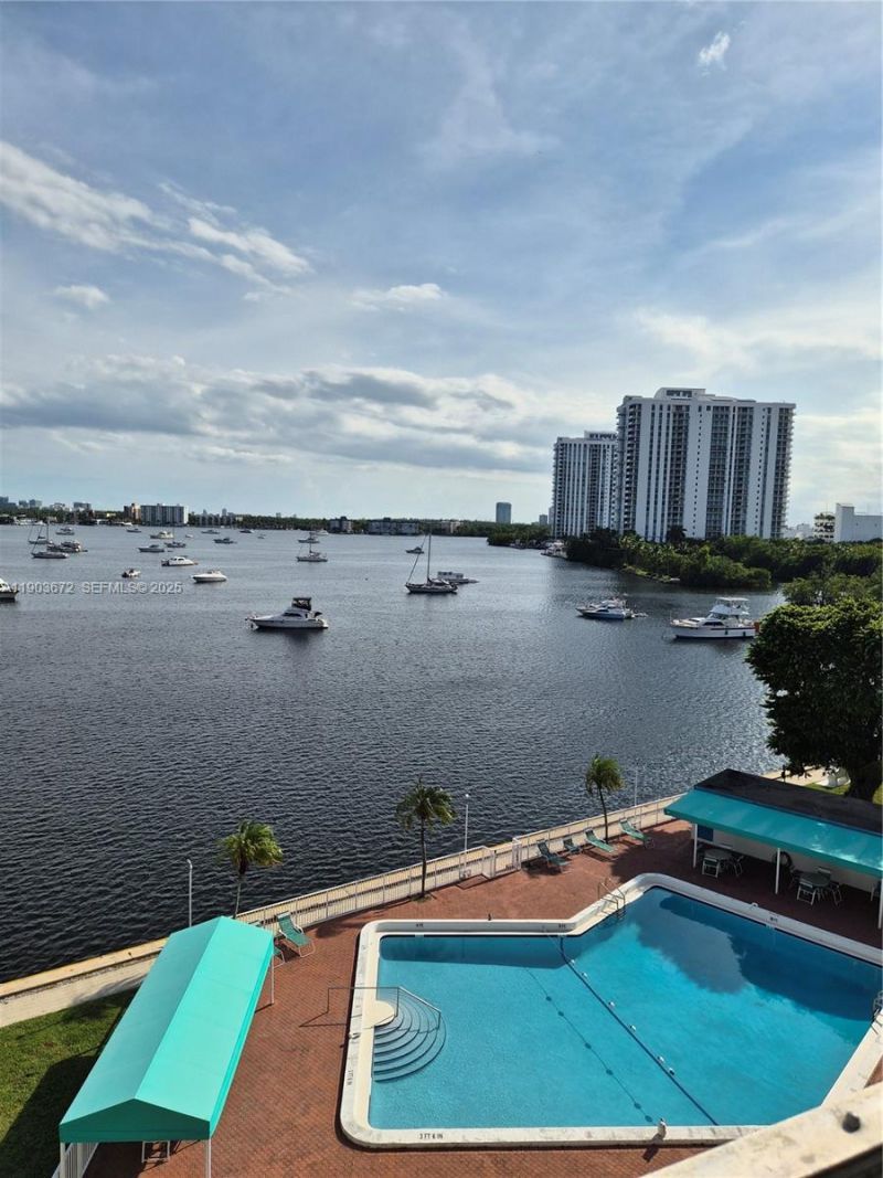 2910 Point East Dr, Unit M610, Aventura, FL 33160 Photo