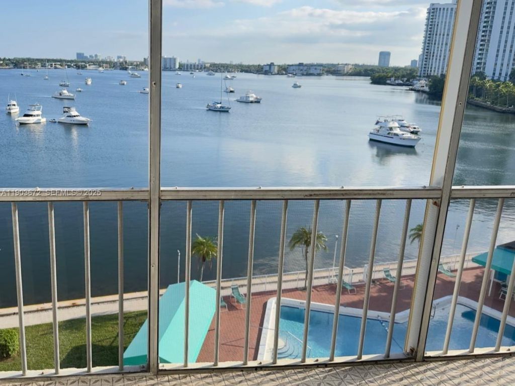 2910 Point East Dr, Unit M610, Aventura, FL 33160 Photo