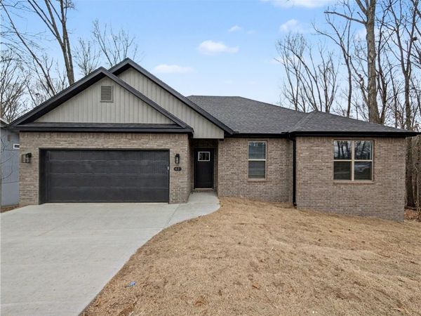 61 London Drive, Bella Vista, AR 72715