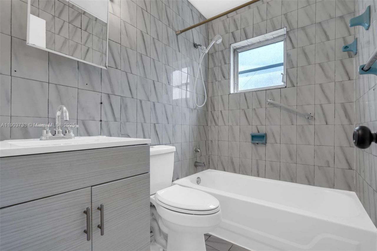 2809 SW 23rd Ter, Unit 2807, Miami, FL 33145 Photo