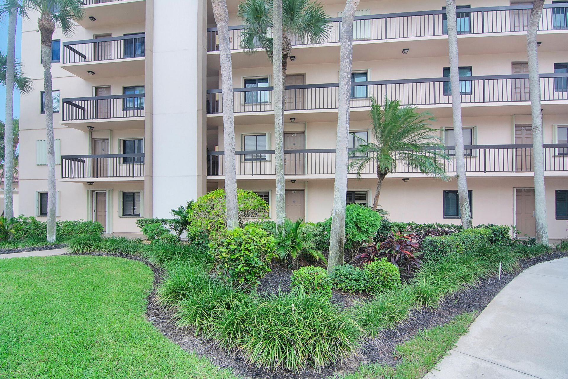 301 Ocean Bluffs Boulevard, Unit 102, Jupiter, FL 33477 Photo