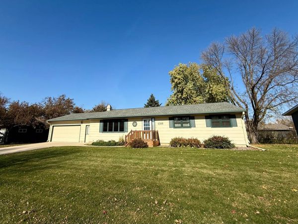 1318 W Chestnut Avenue, Olivia, MN 56277