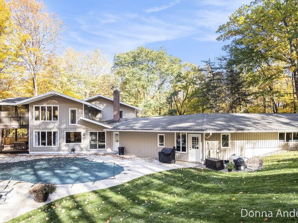 7160 River Valley Drive SE, Alto, MI 49302