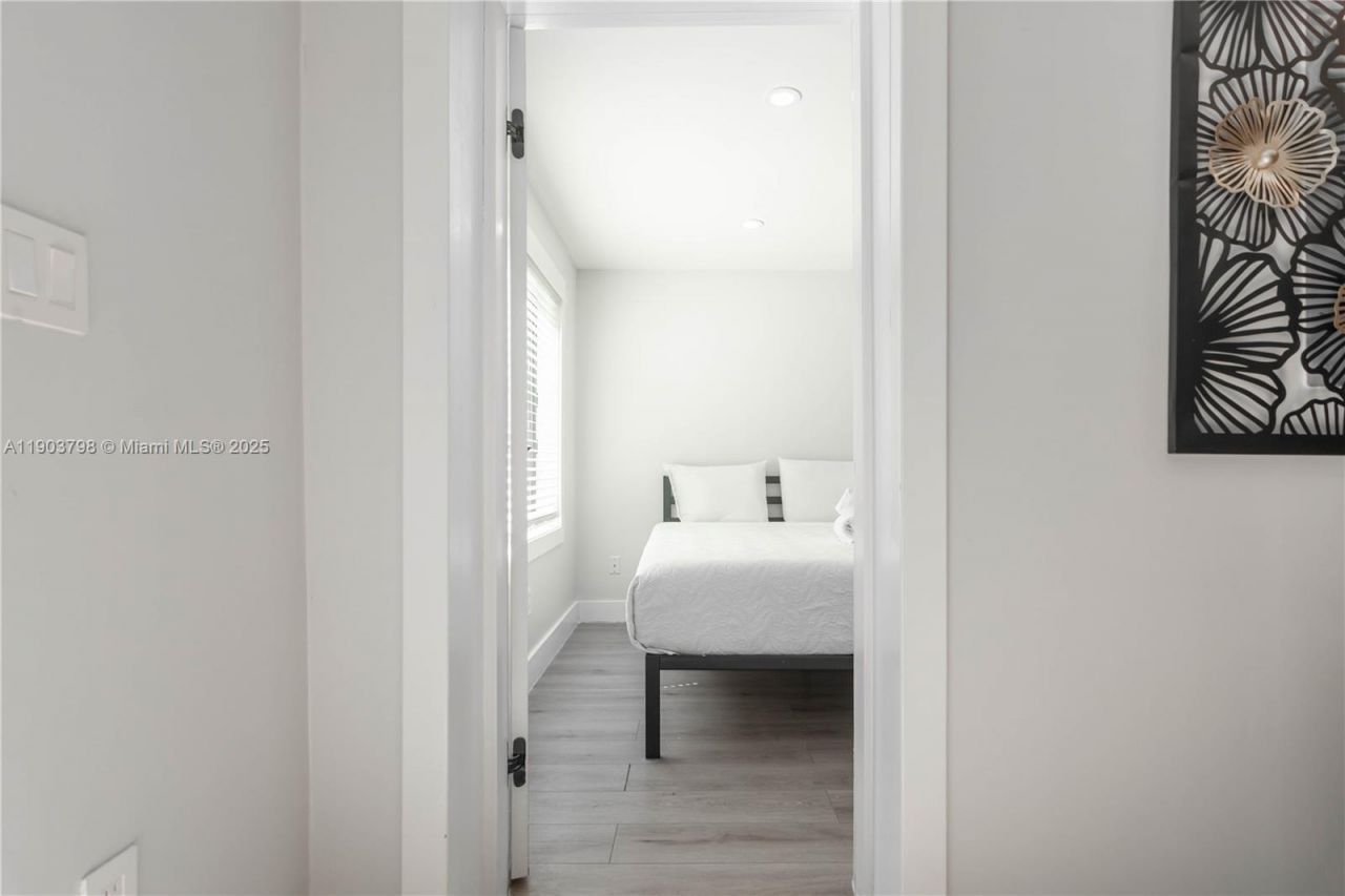 2360 SW 12th St, Miami, FL 33135 Photo